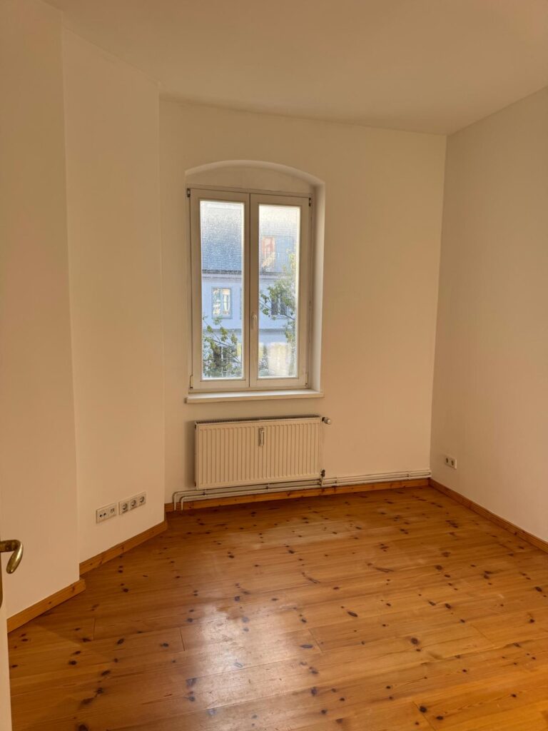 Schöne 2-Zimmer-Altbauwohnung (60,22 m²) im 4. OG links mit Küche, Duschbad & Balkon. Kaltmiete 324 € + 170 € BK, Kaution 3 KM. Attraktive Lage in Friedrichshain nahe Boxhagener Platz & Volkspark, umgeben von Cafés & Bars. Sehr gute ÖPNV-Anbindung (U5, S-Bahn, Tram, Bus) in die City.