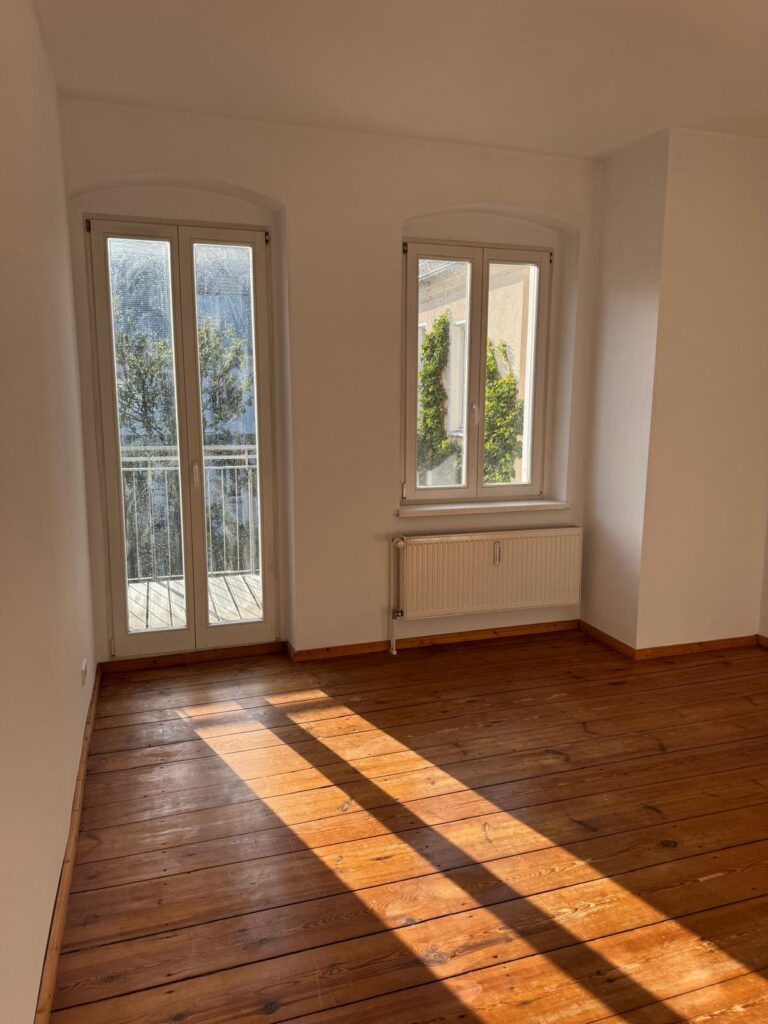 Schöne 2-Zimmer-Altbauwohnung (60,22 m²) im 4. OG links mit Küche, Duschbad & Balkon. Kaltmiete 324 € + 170 € BK, Kaution 3 KM. Attraktive Lage in Friedrichshain nahe Boxhagener Platz & Volkspark, umgeben von Cafés & Bars. Sehr gute ÖPNV-Anbindung (U5, S-Bahn, Tram, Bus) in die City.