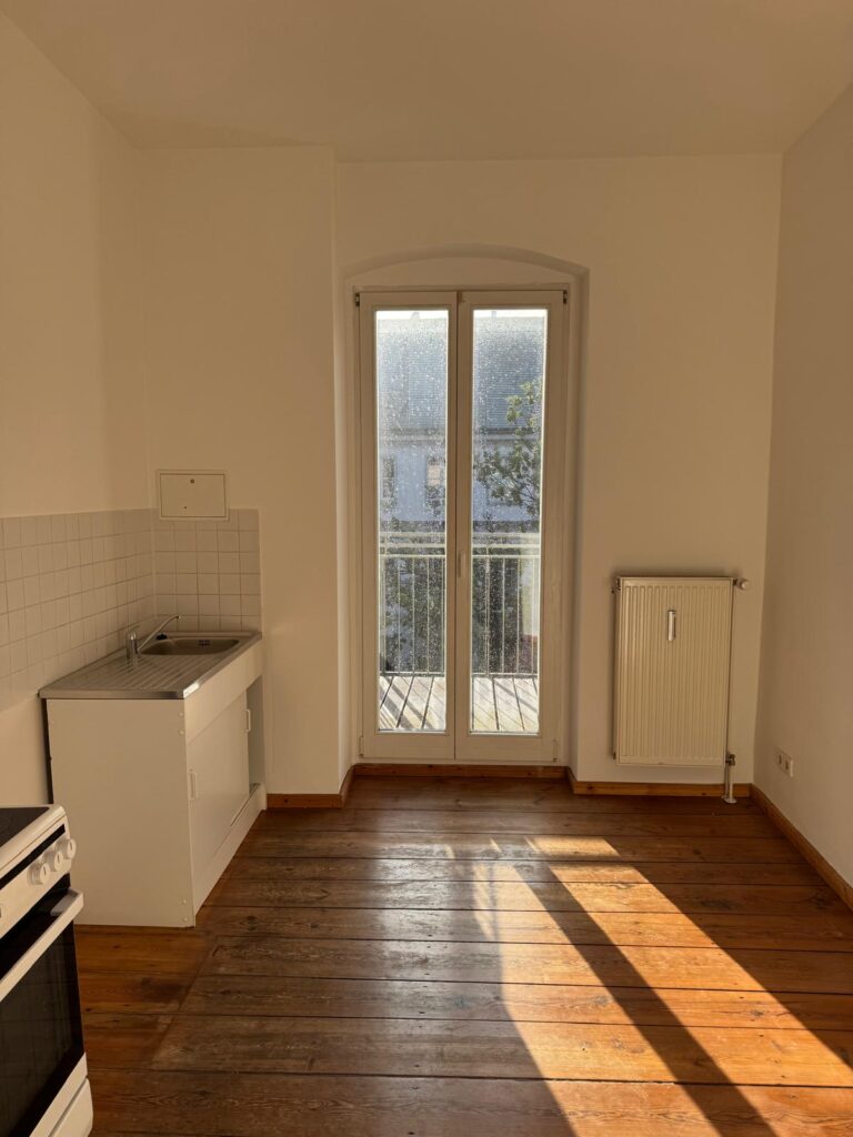 Schöne 2-Zimmer-Altbauwohnung (60,22 m²) im 4. OG links mit Küche, Duschbad & Balkon. Kaltmiete 324 € + 170 € BK, Kaution 3 KM. Attraktive Lage in Friedrichshain nahe Boxhagener Platz & Volkspark, umgeben von Cafés & Bars. Sehr gute ÖPNV-Anbindung (U5, S-Bahn, Tram, Bus) in die City.