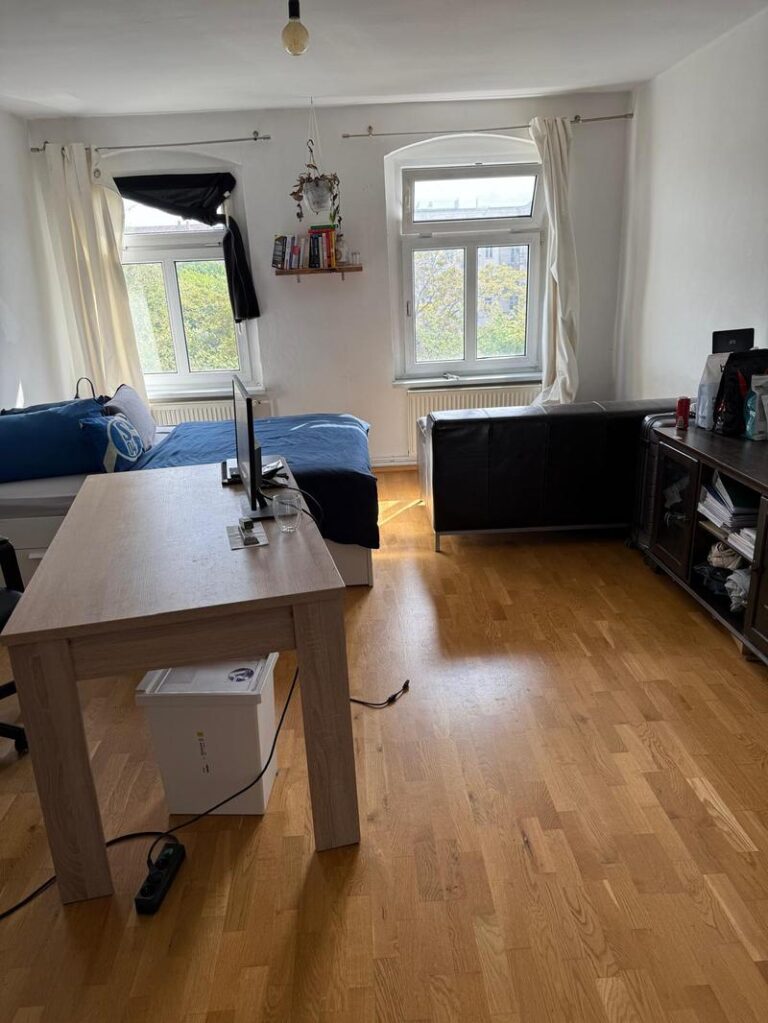 Stilvolle, komplett möblierte 4-Zimmer-Altbauwohnung (82,63 m²) im VH 4. OG rechts mit Einbauküche, Badewanne & Keller. Kaltmiete 2.000 € + 160 € BK, Kaution 3 KM. Beste Lage in Prenzlauer Berg nahe Mauerpark & Kollwitzkiez mit urbanem Flair und exzellenter ÖPNV-Anbindung (U2, Tram, Bus).