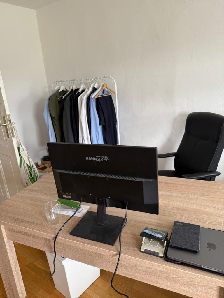 Stilvolle, komplett möblierte 4-Zimmer-Altbauwohnung (82,63 m²) im VH 4. OG rechts mit Einbauküche, Badewanne & Keller. Kaltmiete 2.000 € + 160 € BK, Kaution 3 KM. Beste Lage in Prenzlauer Berg nahe Mauerpark & Kollwitzkiez mit urbanem Flair und exzellenter ÖPNV-Anbindung (U2, Tram, Bus).