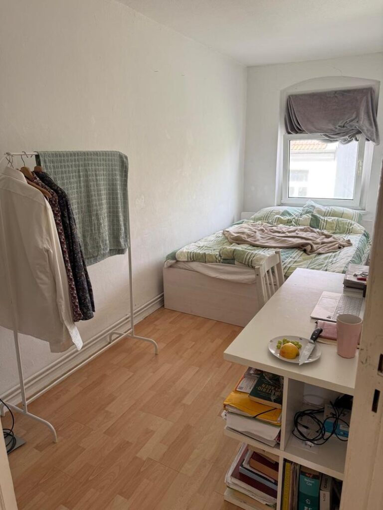 Stilvolle, komplett möblierte 4-Zimmer-Altbauwohnung (82,63 m²) im VH 4. OG rechts mit Einbauküche, Badewanne & Keller. Kaltmiete 2.000 € + 160 € BK, Kaution 3 KM. Beste Lage in Prenzlauer Berg nahe Mauerpark & Kollwitzkiez mit urbanem Flair und exzellenter ÖPNV-Anbindung (U2, Tram, Bus).