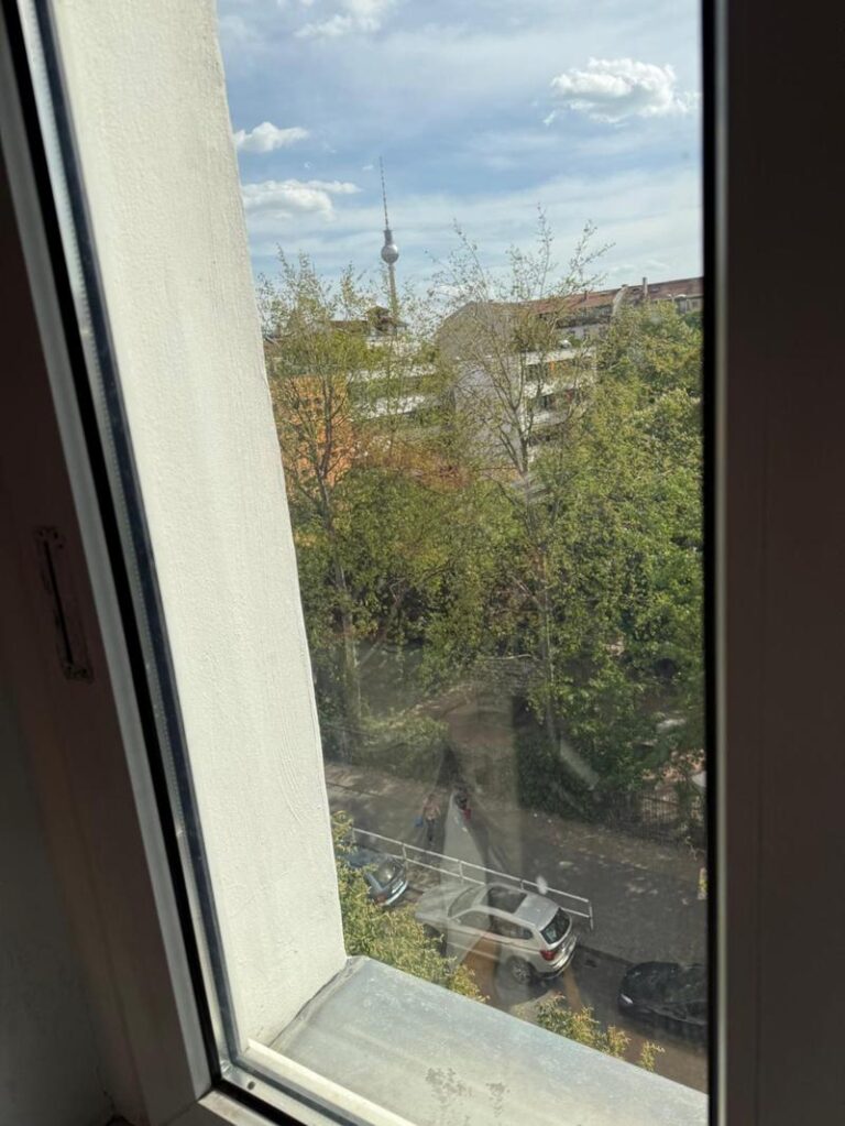 Stilvolle, komplett möblierte 4-Zimmer-Altbauwohnung (82,63 m²) im VH 4. OG rechts mit Einbauküche, Badewanne & Keller. Kaltmiete 2.000 € + 160 € BK, Kaution 3 KM. Beste Lage in Prenzlauer Berg nahe Mauerpark & Kollwitzkiez mit urbanem Flair und exzellenter ÖPNV-Anbindung (U2, Tram, Bus).