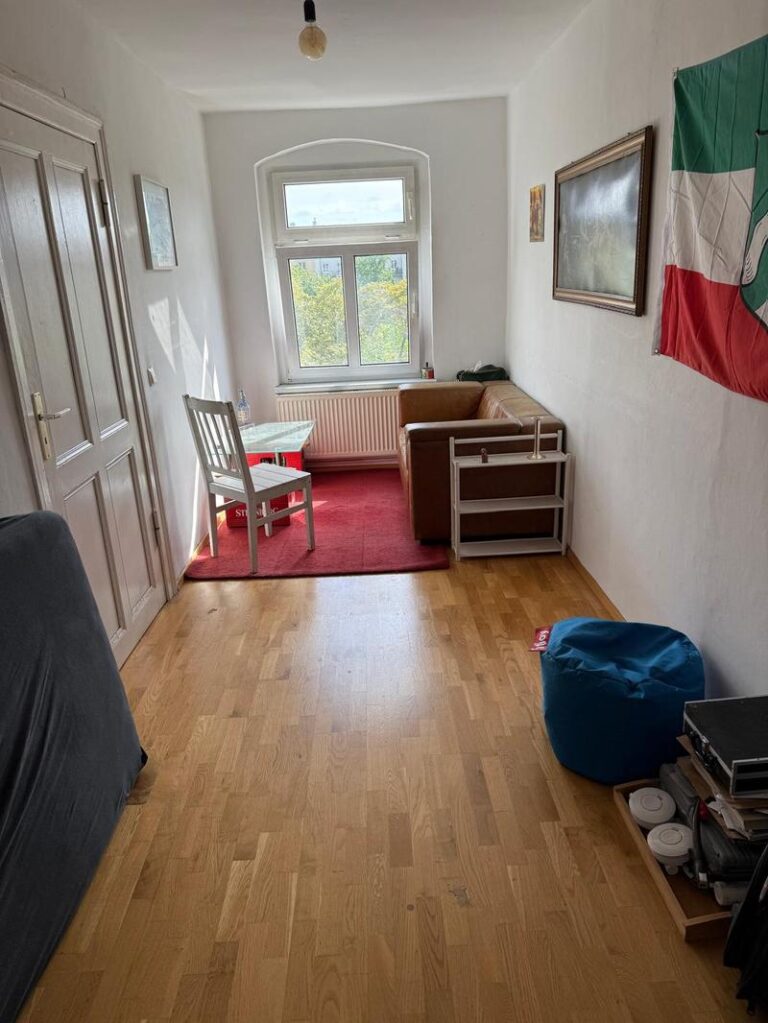 Stilvolle, komplett möblierte 4-Zimmer-Altbauwohnung (82,63 m²) im VH 4. OG rechts mit Einbauküche, Badewanne & Keller. Kaltmiete 2.000 € + 160 € BK, Kaution 3 KM. Beste Lage in Prenzlauer Berg nahe Mauerpark & Kollwitzkiez mit urbanem Flair und exzellenter ÖPNV-Anbindung (U2, Tram, Bus).