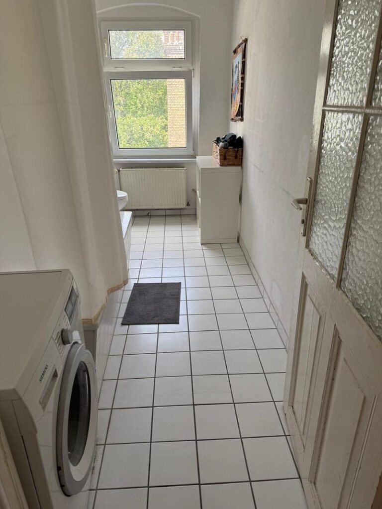 Stilvolle, komplett möblierte 4-Zimmer-Altbauwohnung (82,63 m²) im VH 4. OG rechts mit Einbauküche, Badewanne & Keller. Kaltmiete 2.000 € + 160 € BK, Kaution 3 KM. Beste Lage in Prenzlauer Berg nahe Mauerpark & Kollwitzkiez mit urbanem Flair und exzellenter ÖPNV-Anbindung (U2, Tram, Bus).