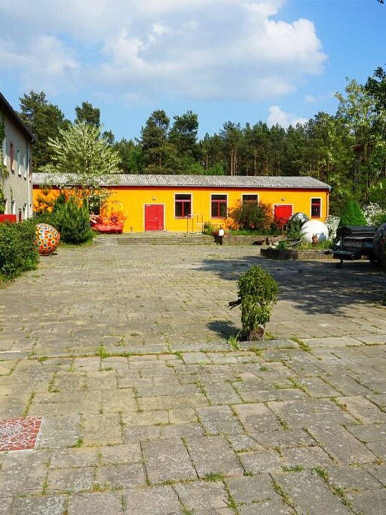 Möbliertes 1-Zimmer-Apartment (38 m²) im 1. OG mit Küche, Bad, Keller, WLAN & Spülmaschine. Kaltmiete 500 € + 100 € NK. Ruhige Lage in Grünheide-Kagel, ca. 45 km von Berlin, mitten im Grünen mit Gartenmitnutzung. Gute Anbindung durch RE1 & Bus 429 sowie Einkaufsmöglichkeiten in Grünheide & Herzfelde.