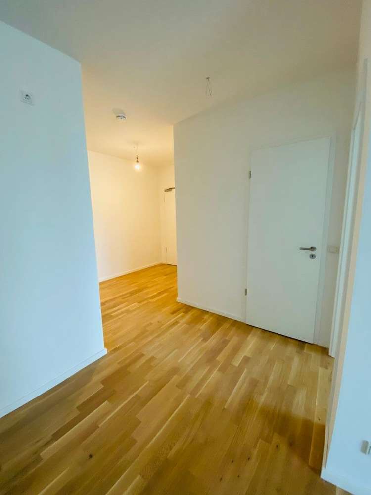 Moderne 2-Zimmer-Neubauwohnung (60 m²) im 1. OG mit Balkon & Tiefgaragenstellplatz. Kaltmiete 998 € + 228 € NK/HK, Kaution 3 KM. Hochwertig mit Parkett, Fußbodenheizung, EBK, Wannenbad & Abstellkammer. Ruhige Lage in Kladow am Golfplatz, grün & familienfreundlich mit guter Anbindung nach Spandau & Potsdam.
