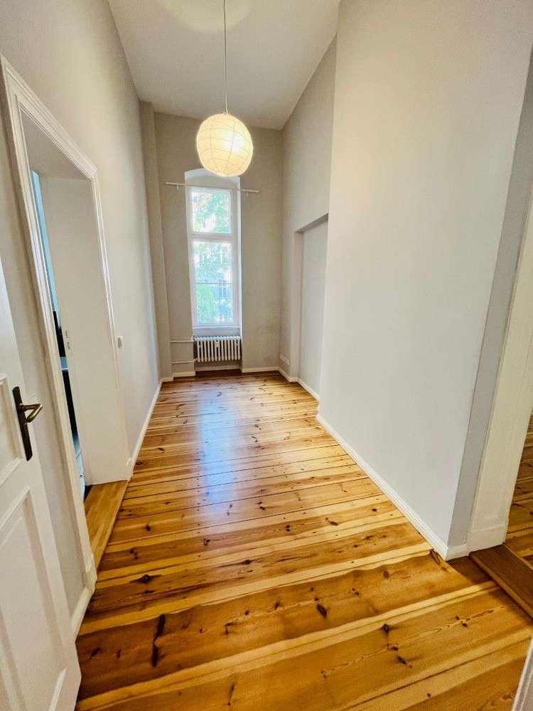 Stilvoll modernisierte 5-Zimmer-Altbauwohnung (154 m²) im 2. OG nahe Savignyplatz. Kaltmiete 3.047 € + 600 € NK/HK, Kaution 3 KM. Mit Parkett, Stuck, Loggia, EBK, Masterbad & Gäste-WC. Ruhige, charmante Lage nahe Kudamm mit Cafés, Galerien & Top-ÖPNV (S & U). Ideal für stilvolles Wohnen im Herzen Charlottenburgs.