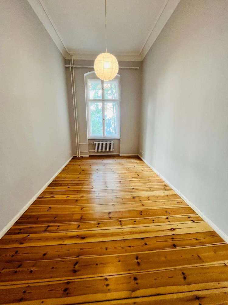 Stilvoll modernisierte 5-Zimmer-Altbauwohnung (154 m²) im 2. OG nahe Savignyplatz. Kaltmiete 3.047 € + 600 € NK/HK, Kaution 3 KM. Mit Parkett, Stuck, Loggia, EBK, Masterbad & Gäste-WC. Ruhige, charmante Lage nahe Kudamm mit Cafés, Galerien & Top-ÖPNV (S & U). Ideal für stilvolles Wohnen im Herzen Charlottenburgs.