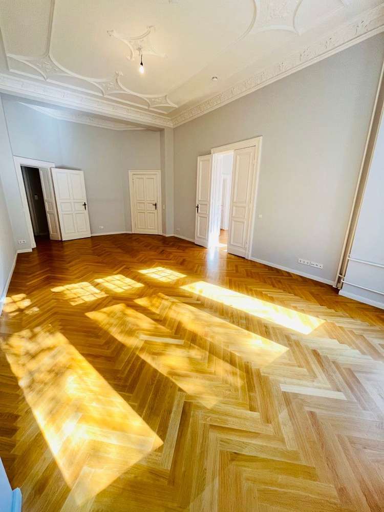 Stilvoll modernisierte 5-Zimmer-Altbauwohnung (154 m²) im 2. OG nahe Savignyplatz. Kaltmiete 3.047 € + 600 € NK/HK, Kaution 3 KM. Mit Parkett, Stuck, Loggia, EBK, Masterbad & Gäste-WC. Ruhige, charmante Lage nahe Kudamm mit Cafés, Galerien & Top-ÖPNV (S & U). Ideal für stilvolles Wohnen im Herzen Charlottenburgs.