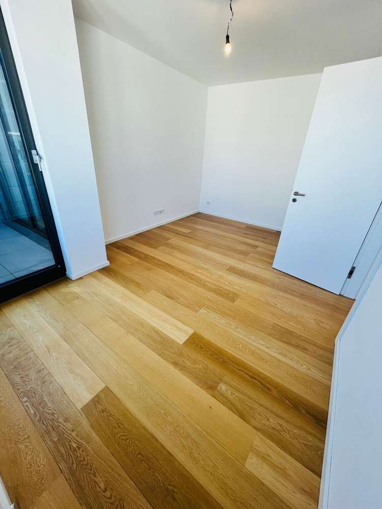 Exklusive 4-Zimmer-Maisonette (210 m²) im DG eines sanierten Altbaus nahe S-Bhf Bellevue. Kaltmiete 4.452 € + 610 € NK/HK, Kaution 3 KM. Hochwertig mit Parkett, Fußbodenheizung, Kamin, Klima, zwei Terrassen & Balkonen, Designer-Küche & zwei Bädern. Traumhafte Spreelage mit Blick ins Grüne & top ÖPNV.