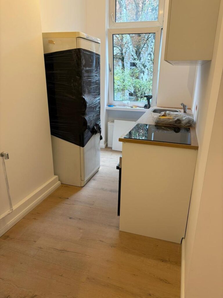 Geräumige 1-Zimmer-Altbauwohnung (64 m²) im EG rechts mit Küche, Duschbad & Keller. Kaltmiete 600 € + 170 € BK, Kaution 3 KM. Ruhige Lage in Reinickendorf mit guter Infrastruktur, nah am Schäfersee & Rehberge. Sehr gute Anbindung über U8, Buslinien & A111 in die Berliner Innenstadt.