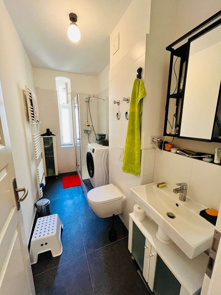 Helle 1-Zimmer-Altbauwohnung (50 m²) im 2. OG eines ruhigen Hinterhauses. 2023 modernisiert mit Laminat, französischem Fenster, Tageslichtbad & gefliester Küche mit Ceranherd. Kaltmiete 605 € + 235 € NK/HK, Kaution 3 KM. Beliebte Lage nahe Schönhauser Allee mit Cafés, Shops & top ÖPNV.