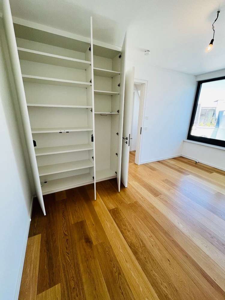 Exklusive 4-Zimmer-Maisonette (210 m²) im DG eines sanierten Altbaus nahe S-Bhf Bellevue. Kaltmiete 4.452 € + 610 € NK/HK, Kaution 3 KM. Hochwertig mit Parkett, Fußbodenheizung, Kamin, Klima, zwei Terrassen & Balkonen, Designer-Küche & zwei Bädern. Traumhafte Spreelage mit Blick ins Grüne & top ÖPNV.