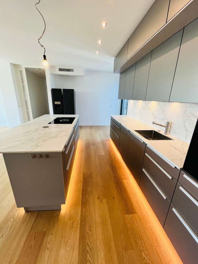 Exklusive 4-Zimmer-Maisonette (210 m²) im DG eines sanierten Altbaus nahe S-Bhf Bellevue. Kaltmiete 4.452 € + 610 € NK/HK, Kaution 3 KM. Hochwertig mit Parkett, Fußbodenheizung, Kamin, Klima, zwei Terrassen & Balkonen, Designer-Küche & zwei Bädern. Traumhafte Spreelage mit Blick ins Grüne & top ÖPNV.