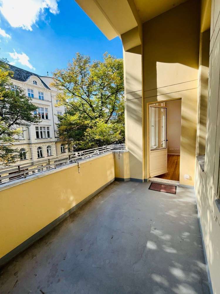 Stilvoll modernisierte 5-Zimmer-Altbauwohnung (154 m²) im 2. OG nahe Savignyplatz. Kaltmiete 3.047 € + 600 € NK/HK, Kaution 3 KM. Mit Parkett, Stuck, Loggia, EBK, Masterbad & Gäste-WC. Ruhige, charmante Lage nahe Kudamm mit Cafés, Galerien & Top-ÖPNV (S & U). Ideal für stilvolles Wohnen im Herzen Charlottenburgs.