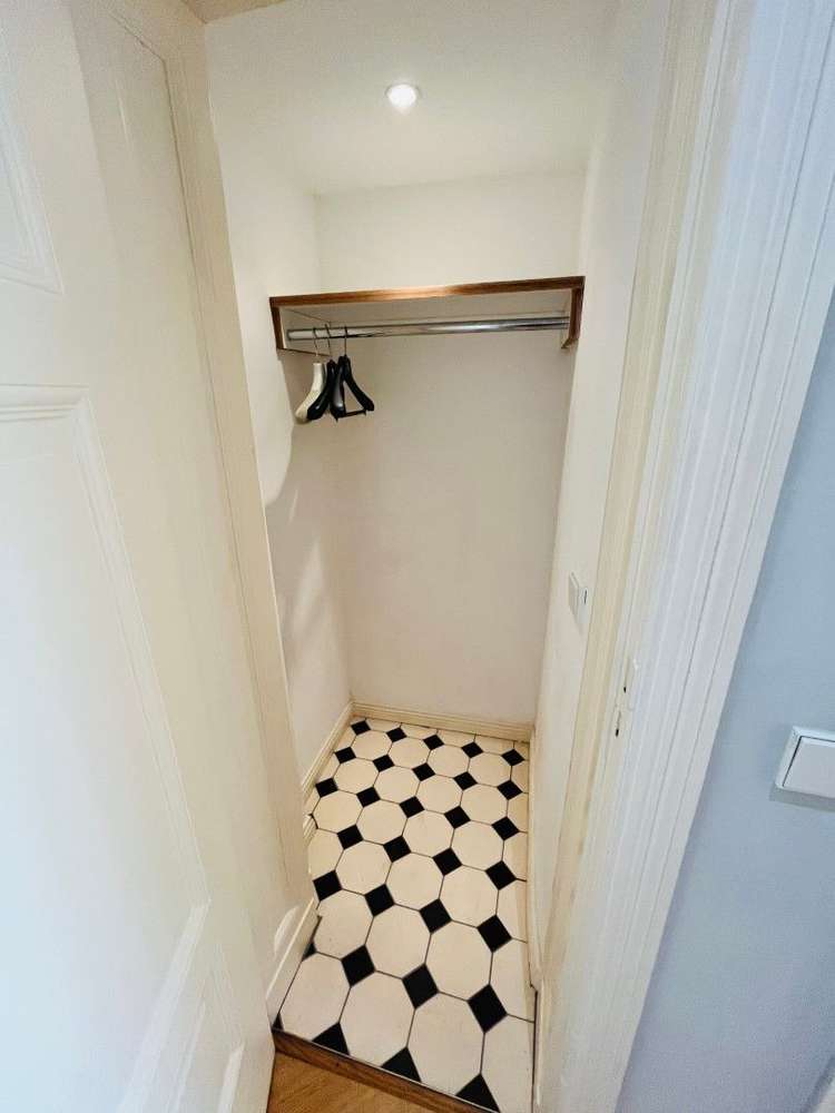 Stilvoll modernisierte 5-Zimmer-Altbauwohnung (154 m²) im 2. OG nahe Savignyplatz. Kaltmiete 3.047 € + 600 € NK/HK, Kaution 3 KM. Mit Parkett, Stuck, Loggia, EBK, Masterbad & Gäste-WC. Ruhige, charmante Lage nahe Kudamm mit Cafés, Galerien & Top-ÖPNV (S & U). Ideal für stilvolles Wohnen im Herzen Charlottenburgs.