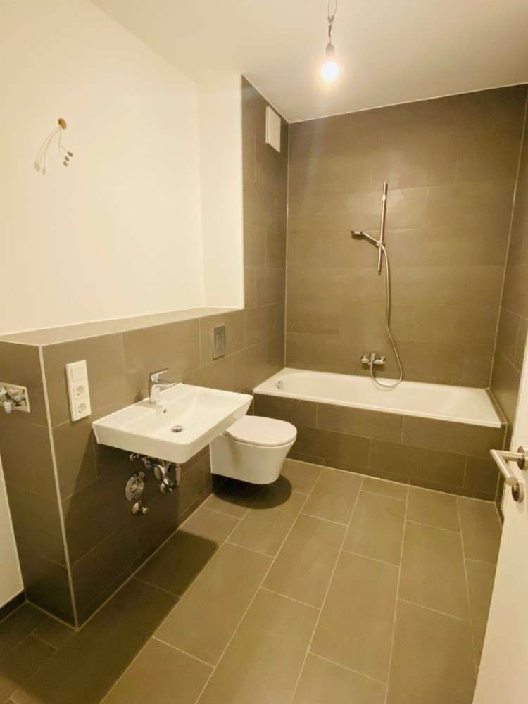 Moderne 2-Zimmer-Neubauwohnung (60 m²) im 1. OG mit Balkon & Tiefgaragenstellplatz. Kaltmiete 998 € + 228 € NK/HK, Kaution 3 KM. Hochwertig mit Parkett, Fußbodenheizung, EBK, Wannenbad & Abstellkammer. Ruhige Lage in Kladow am Golfplatz, grün & familienfreundlich mit guter Anbindung nach Spandau & Potsdam.