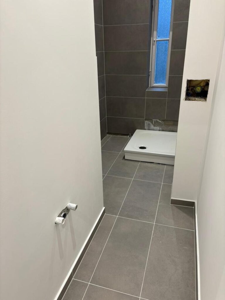 Geräumige 1-Zimmer-Altbauwohnung (64 m²) im EG rechts mit Küche, Duschbad & Keller. Kaltmiete 600 € + 170 € BK, Kaution 3 KM. Ruhige Lage in Reinickendorf mit guter Infrastruktur, nah am Schäfersee & Rehberge. Sehr gute Anbindung über U8, Buslinien & A111 in die Berliner Innenstadt.