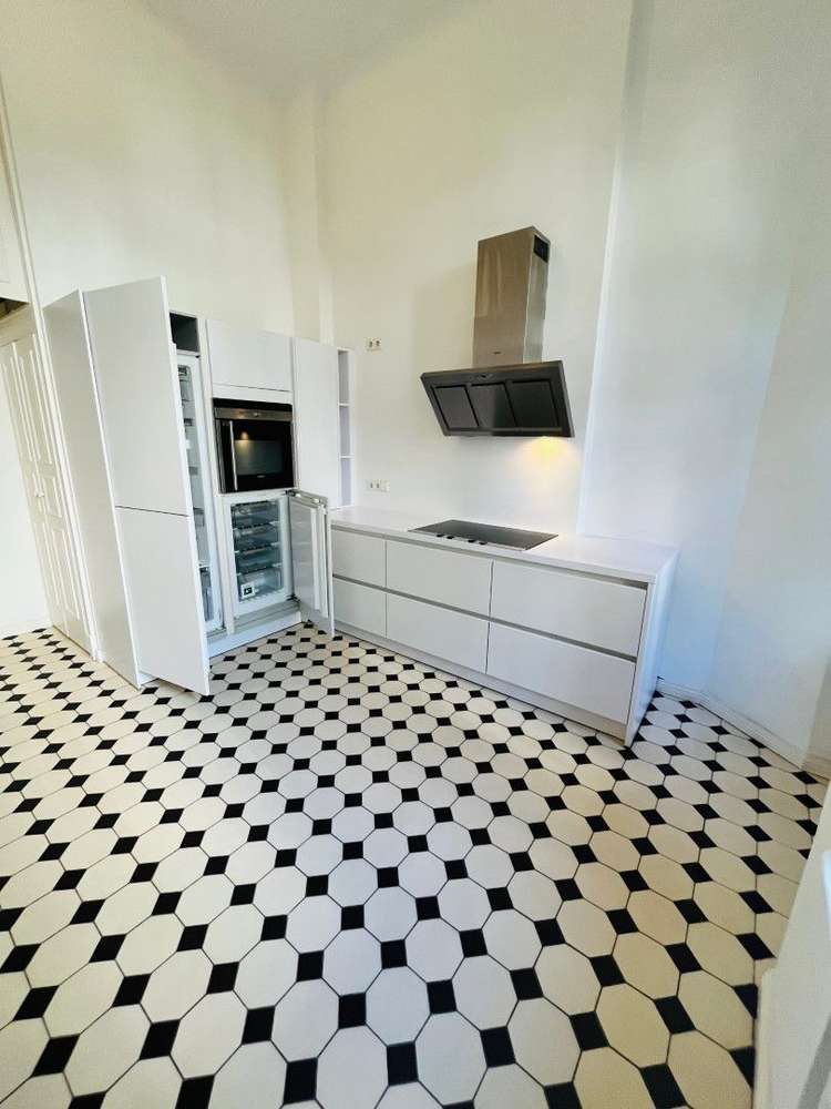 Stilvoll modernisierte 5-Zimmer-Altbauwohnung (154 m²) im 2. OG nahe Savignyplatz. Kaltmiete 3.047 € + 600 € NK/HK, Kaution 3 KM. Mit Parkett, Stuck, Loggia, EBK, Masterbad & Gäste-WC. Ruhige, charmante Lage nahe Kudamm mit Cafés, Galerien & Top-ÖPNV (S & U). Ideal für stilvolles Wohnen im Herzen Charlottenburgs.