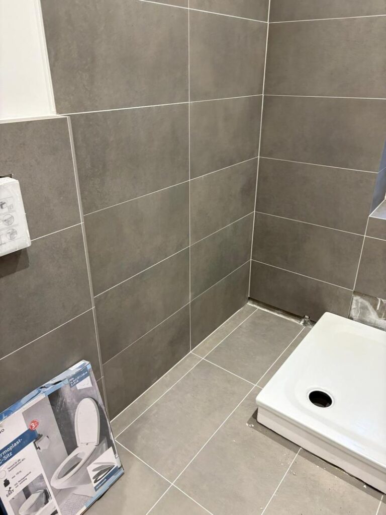 Geräumige 1-Zimmer-Altbauwohnung (64 m²) im EG rechts mit Küche, Duschbad & Keller. Kaltmiete 600 € + 170 € BK, Kaution 3 KM. Ruhige Lage in Reinickendorf mit guter Infrastruktur, nah am Schäfersee & Rehberge. Sehr gute Anbindung über U8, Buslinien & A111 in die Berliner Innenstadt.