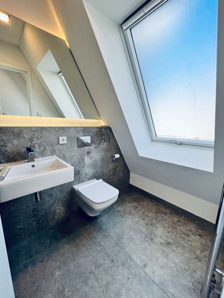 Exklusive 4-Zimmer-Maisonette (210 m²) im DG eines sanierten Altbaus nahe S-Bhf Bellevue. Kaltmiete 4.452 € + 610 € NK/HK, Kaution 3 KM. Hochwertig mit Parkett, Fußbodenheizung, Kamin, Klima, zwei Terrassen & Balkonen, Designer-Küche & zwei Bädern. Traumhafte Spreelage mit Blick ins Grüne & top ÖPNV.