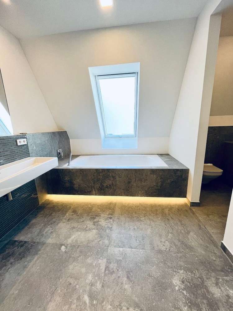 Exklusive 4-Zimmer-Maisonette (210 m²) im DG eines sanierten Altbaus nahe S-Bhf Bellevue. Kaltmiete 4.452 € + 610 € NK/HK, Kaution 3 KM. Hochwertig mit Parkett, Fußbodenheizung, Kamin, Klima, zwei Terrassen & Balkonen, Designer-Küche & zwei Bädern. Traumhafte Spreelage mit Blick ins Grüne & top ÖPNV.