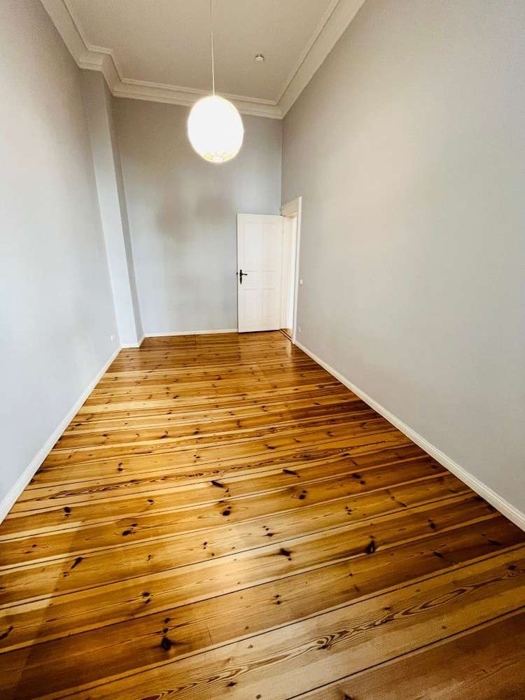 Stilvoll modernisierte 5-Zimmer-Altbauwohnung (154 m²) im 2. OG nahe Savignyplatz. Kaltmiete 3.047 € + 600 € NK/HK, Kaution 3 KM. Mit Parkett, Stuck, Loggia, EBK, Masterbad & Gäste-WC. Ruhige, charmante Lage nahe Kudamm mit Cafés, Galerien & Top-ÖPNV (S & U). Ideal für stilvolles Wohnen im Herzen Charlottenburgs.