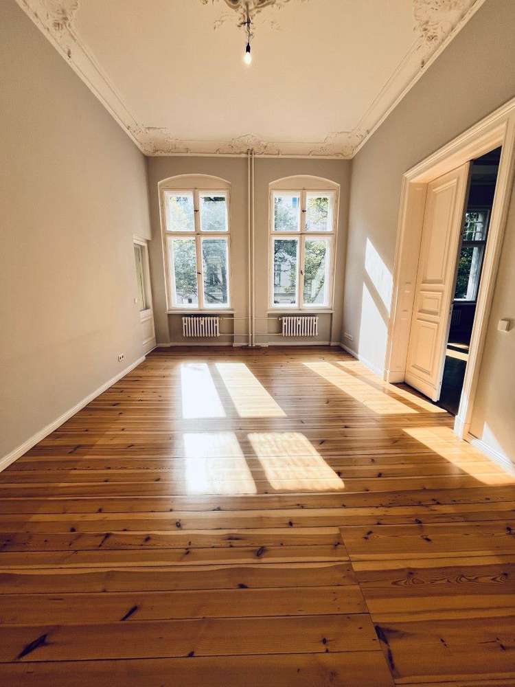 Stilvoll modernisierte 5-Zimmer-Altbauwohnung (154 m²) im 2. OG nahe Savignyplatz. Kaltmiete 3.047 € + 600 € NK/HK, Kaution 3 KM. Mit Parkett, Stuck, Loggia, EBK, Masterbad & Gäste-WC. Ruhige, charmante Lage nahe Kudamm mit Cafés, Galerien & Top-ÖPNV (S & U). Ideal für stilvolles Wohnen im Herzen Charlottenburgs.