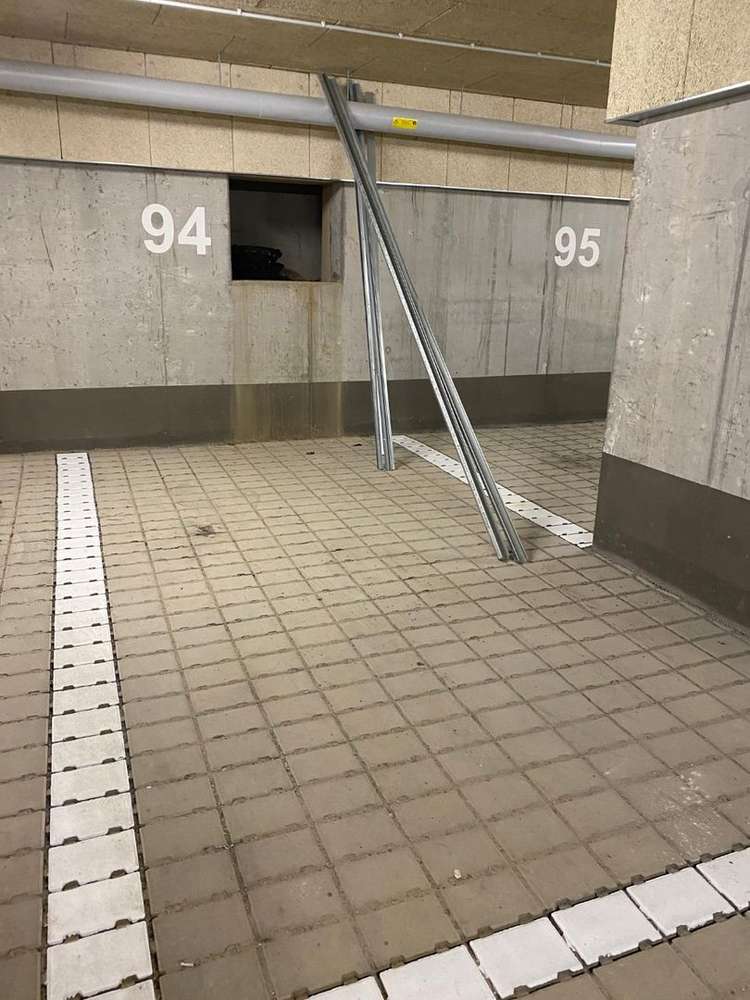 Moderne 2-Zimmer-Neubauwohnung (60 m²) im 1. OG mit Balkon & Tiefgaragenstellplatz. Kaltmiete 998 € + 228 € NK/HK, Kaution 3 KM. Hochwertig mit Parkett, Fußbodenheizung, EBK, Wannenbad & Abstellkammer. Ruhige Lage in Kladow am Golfplatz, grün & familienfreundlich mit guter Anbindung nach Spandau & Potsdam.