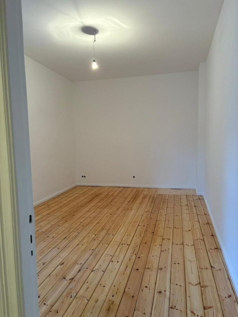 Geräumige 1-Zimmer-Altbauwohnung (64 m²) im EG rechts mit Küche, Duschbad & Keller. Kaltmiete 600 € + 170 € BK, Kaution 3 KM. Ruhige Lage in Reinickendorf mit guter Infrastruktur, nah am Schäfersee & Rehberge. Sehr gute Anbindung über U8, Buslinien & A111 in die Berliner Innenstadt.