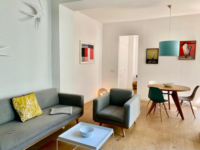 Helle 2-Zimmer-Altbauwohnung (56 m²) im EG rechts, komplett möbliert mit EBK, Duschbad, Terrasse & Keller. Kaltmiete 1.500 € + 100 € BK + 100 € HK, Kaution 3 KM. Toplage Berlin-Mitte, Almstadtstraße, wenige Schritte zum Alexanderplatz mit bester ÖPNV-Anbindung & vielfältigem Umfeld.