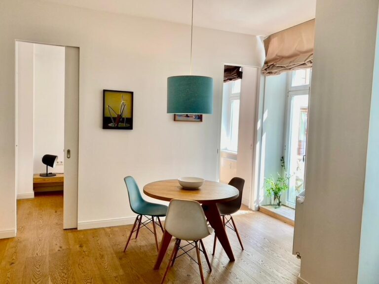 Helle 2-Zimmer-Altbauwohnung (56 m²) im EG rechts, komplett möbliert mit EBK, Duschbad, Terrasse & Keller. Kaltmiete 1.500 € + 100 € BK + 100 € HK, Kaution 3 KM. Toplage Berlin-Mitte, Almstadtstraße, wenige Schritte zum Alexanderplatz mit bester ÖPNV-Anbindung & vielfältigem Umfeld.