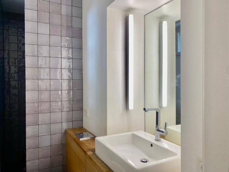 Helle 2-Zimmer-Altbauwohnung (56 m²) im EG rechts, komplett möbliert mit EBK, Duschbad, Terrasse & Keller. Kaltmiete 1.500 € + 100 € BK + 100 € HK, Kaution 3 KM. Toplage Berlin-Mitte, Almstadtstraße, wenige Schritte zum Alexanderplatz mit bester ÖPNV-Anbindung & vielfältigem Umfeld.