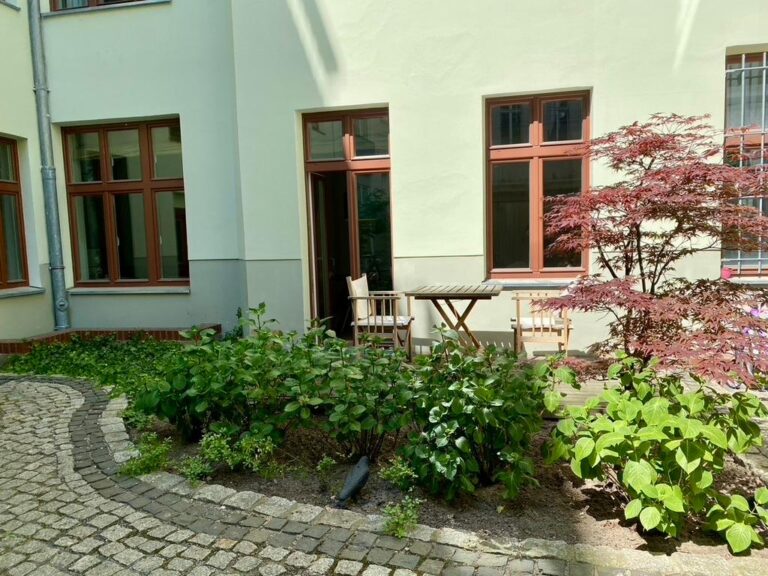 Helle 2-Zimmer-Altbauwohnung (56 m²) im EG rechts, komplett möbliert mit EBK, Duschbad, Terrasse & Keller. Kaltmiete 1.500 € + 100 € BK + 100 € HK, Kaution 3 KM. Toplage Berlin-Mitte, Almstadtstraße, wenige Schritte zum Alexanderplatz mit bester ÖPNV-Anbindung & vielfältigem Umfeld.