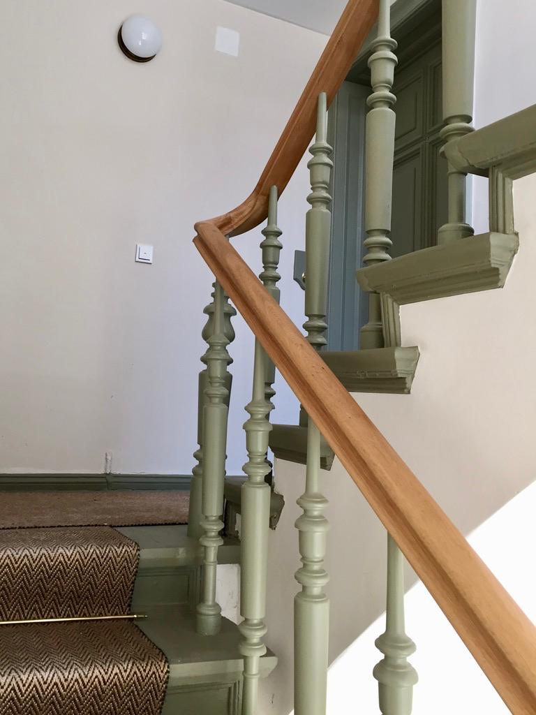 Helle 2-Zimmer-Altbauwohnung (56 m²) im EG rechts, komplett möbliert mit EBK, Duschbad, Terrasse & Keller. Kaltmiete 1.500 € + 100 € BK + 100 € HK, Kaution 3 KM. Toplage Berlin-Mitte, Almstadtstraße, wenige Schritte zum Alexanderplatz mit bester ÖPNV-Anbindung & vielfältigem Umfeld.