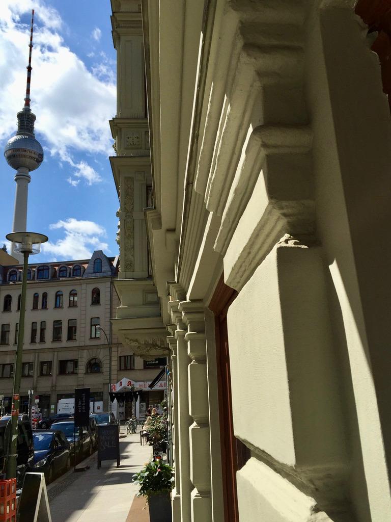 Helle 2-Zimmer-Altbauwohnung (56 m²) im EG rechts, komplett möbliert mit EBK, Duschbad, Terrasse & Keller. Kaltmiete 1.500 € + 100 € BK + 100 € HK, Kaution 3 KM. Toplage Berlin-Mitte, Almstadtstraße, wenige Schritte zum Alexanderplatz mit bester ÖPNV-Anbindung & vielfältigem Umfeld.