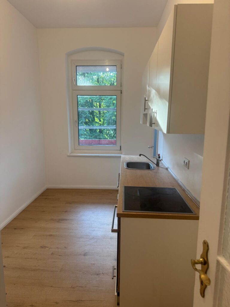 Großzügige 3-Zimmer-Wohnung (95 m²) im 1. OG, möbliert mit Küche, Bad, Keller, Garten & Stellplatz. Kaltmiete 1.000 € + 200 € NK. Ruhige Lage in Grünheide-Kagel nahe Berlin, umgeben von Wäldern & Seen mit guter ÖPNV-Anbindung (RE1, Bus 429) sowie Einkaufsmöglichkeiten in Grünheide & Herzfelde.