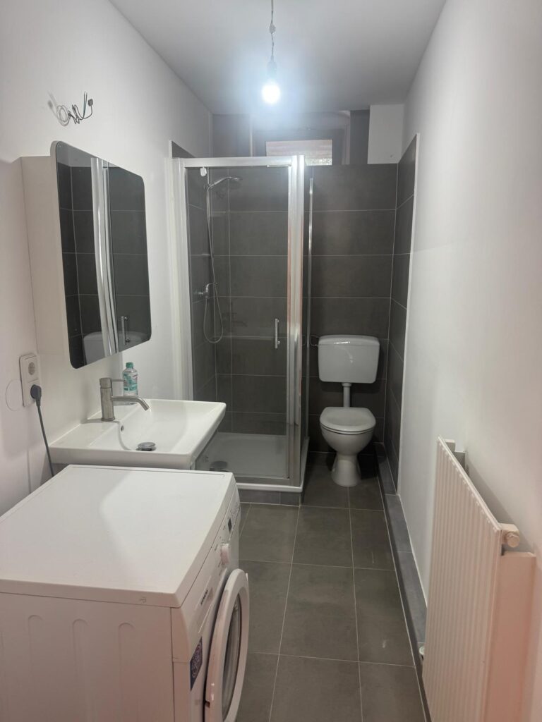 Großzügige 3-Zimmer-Wohnung (95 m²) im 1. OG, möbliert mit Küche, Bad, Keller, Garten & Stellplatz. Kaltmiete 1.000 € + 200 € NK. Ruhige Lage in Grünheide-Kagel nahe Berlin, umgeben von Wäldern & Seen mit guter ÖPNV-Anbindung (RE1, Bus 429) sowie Einkaufsmöglichkeiten in Grünheide & Herzfelde.