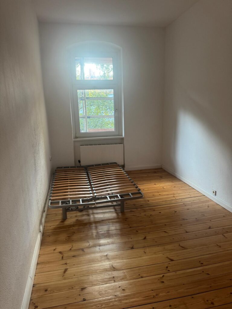 Großzügige 3-Zimmer-Wohnung (95 m²) im 1. OG, möbliert mit Küche, Bad, Keller, Garten & Stellplatz. Kaltmiete 1.000 € + 200 € NK. Ruhige Lage in Grünheide-Kagel nahe Berlin, umgeben von Wäldern & Seen mit guter ÖPNV-Anbindung (RE1, Bus 429) sowie Einkaufsmöglichkeiten in Grünheide & Herzfelde.