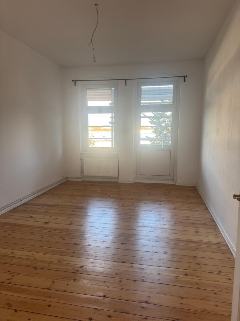 Großzügige 3-Zimmer-Wohnung (95 m²) im 1. OG, möbliert mit Küche, Bad, Keller, Garten & Stellplatz. Kaltmiete 1.000 € + 200 € NK. Ruhige Lage in Grünheide-Kagel nahe Berlin, umgeben von Wäldern & Seen mit guter ÖPNV-Anbindung (RE1, Bus 429) sowie Einkaufsmöglichkeiten in Grünheide & Herzfelde.