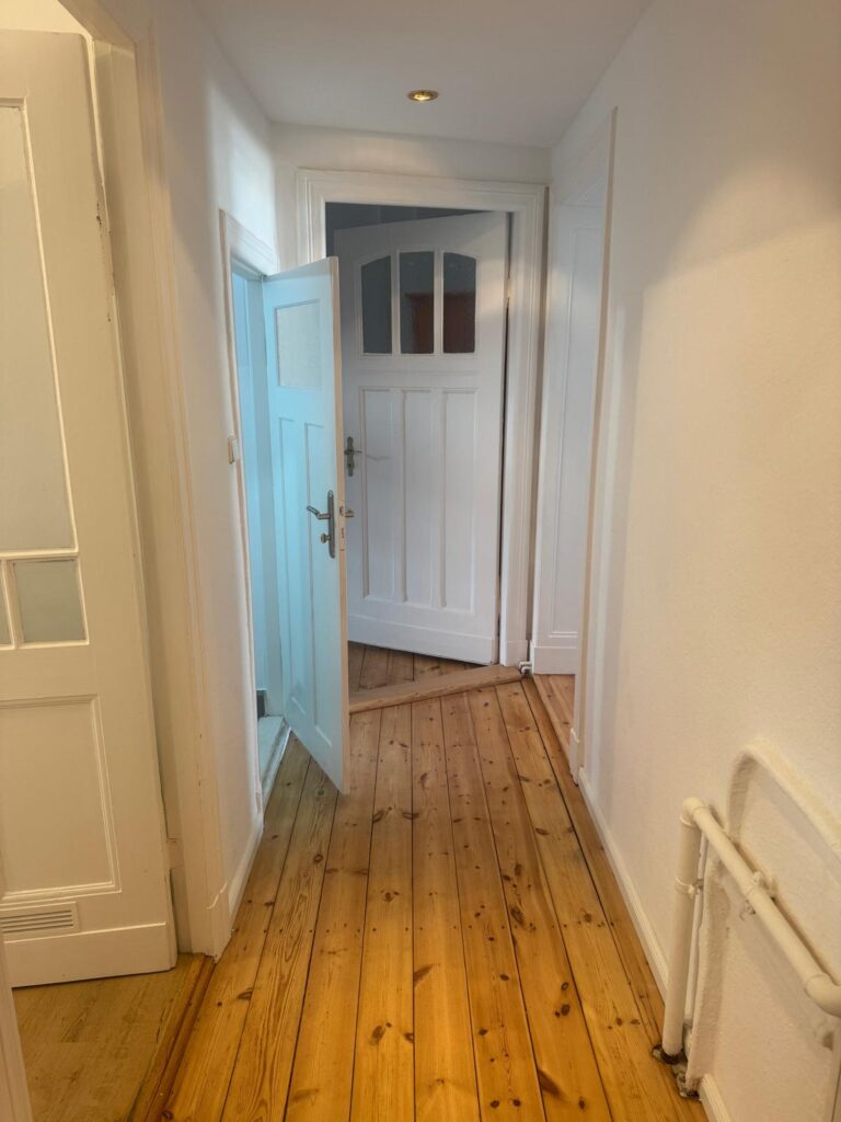 Großzügige 3-Zimmer-Wohnung (95 m²) im 1. OG, möbliert mit Küche, Bad, Keller, Garten & Stellplatz. Kaltmiete 1.000 € + 200 € NK. Ruhige Lage in Grünheide-Kagel nahe Berlin, umgeben von Wäldern & Seen mit guter ÖPNV-Anbindung (RE1, Bus 429) sowie Einkaufsmöglichkeiten in Grünheide & Herzfelde.